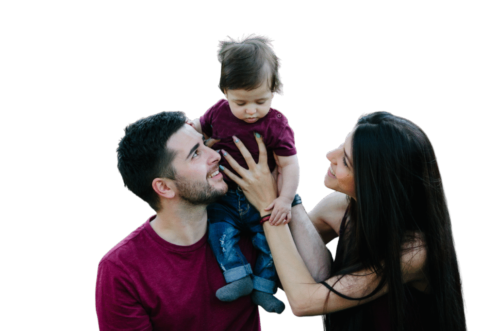 familia-joven-con-nino-posando-en-un-edificio-abandonado-Photoroom
